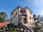 Traumhaft gelegenes Zweifamilienhaus mit 3-Familienhaus Charakter, Sonnenterrasse, großer Garten - Hausqueransicht frontal top