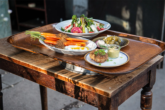 Hervorragend florierendes Restaurant mit perfektem Schnitt in Wohngebiet in Wedding - Musteransicht - Präsentation der Gerichte und Zubereitung vor den Augen der Gäste