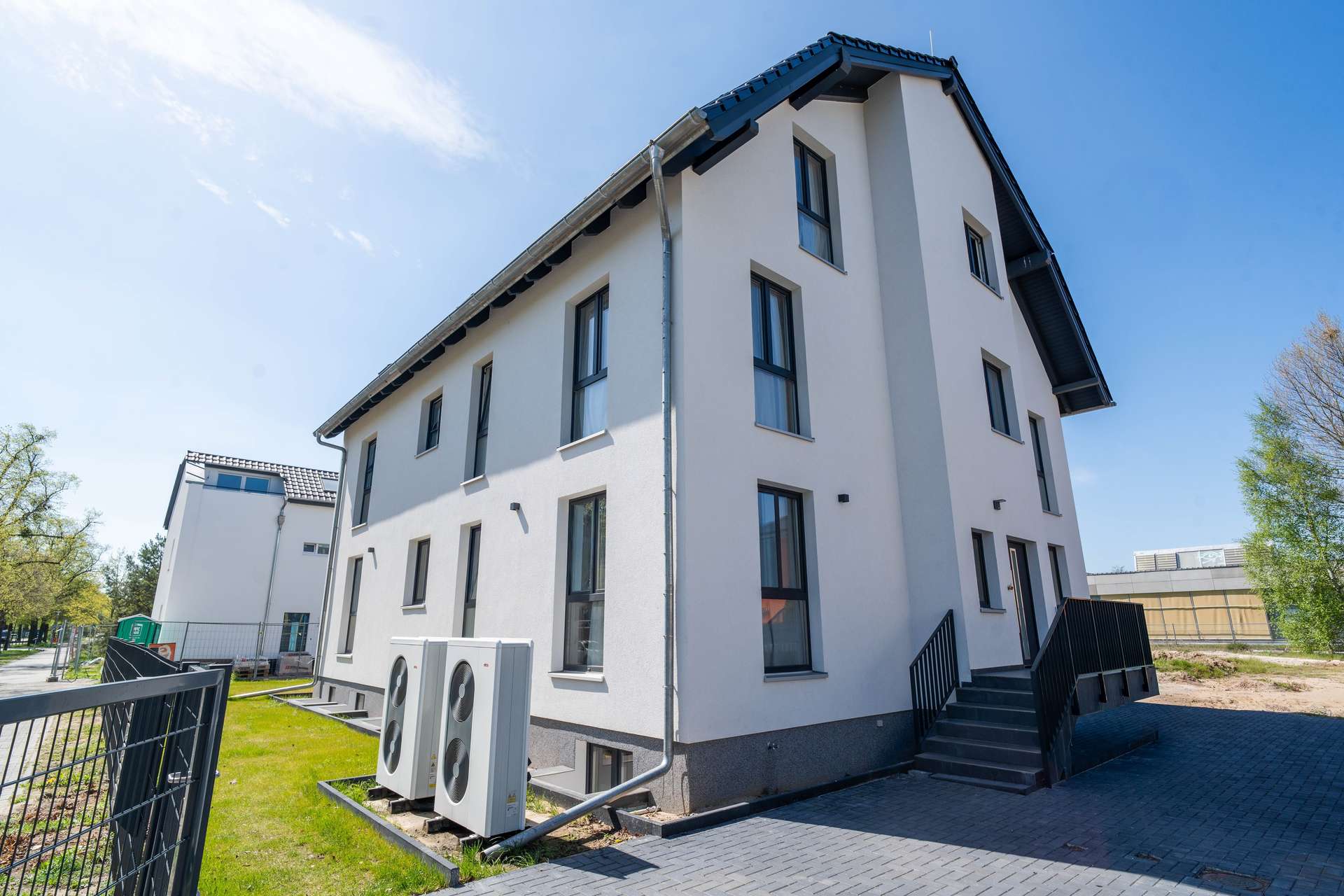 Hausansicht quer mit Luft-Wärmepumpe