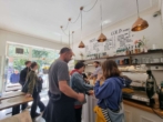 Im Kiez der Schlesischen Straße gelegenes und hervorragend laufendes Frühstücks-Bistro - Verkaufsbereich Kunden mit Tischen