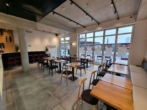 Fairer Abstand! Top gelegene laufende Restaurantfläche mit gutem Umsatz und viel Potential - Fensterblick Gastrofläche