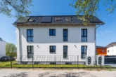 Provisionsfrei- 3-Zi-Neubauwhg., mit Balkon, Erstbezug 2027, Stellplatz dabei, KfW-Förderdarl. mögl. - Hausansicht längs